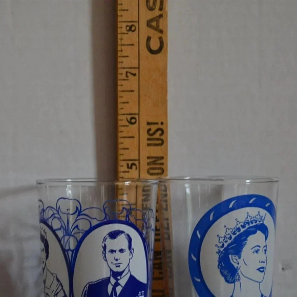 Vintage  HRH Queen Elizabeth II Glasses - Picture 9 of 9